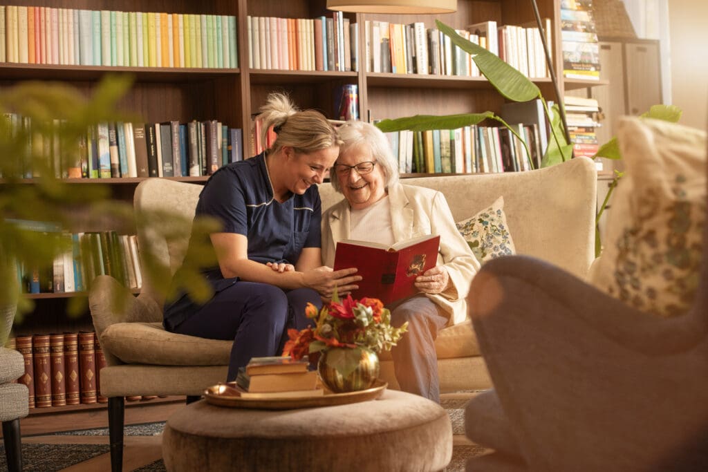 Bewoner en medewerker zijn aan het lezen