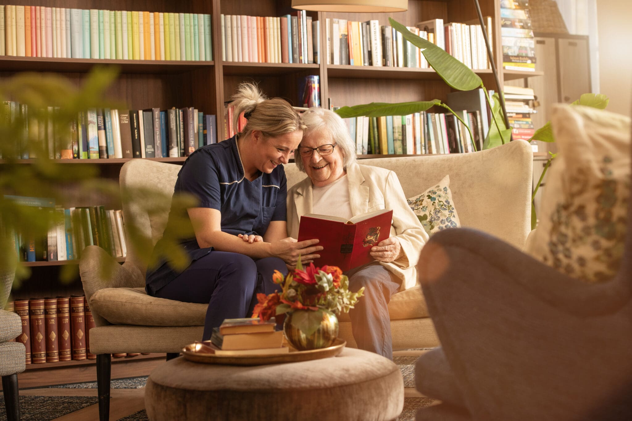 Bewoner en medewerker zijn aan het lezen