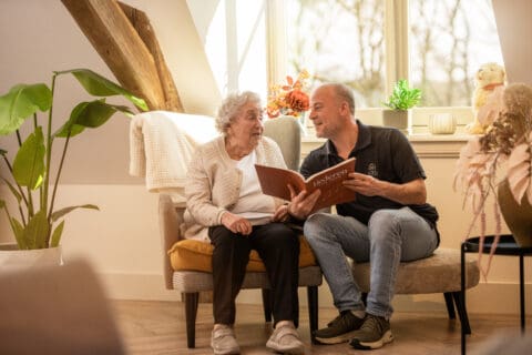 Bewoner en medewerker zijn aan het lezen