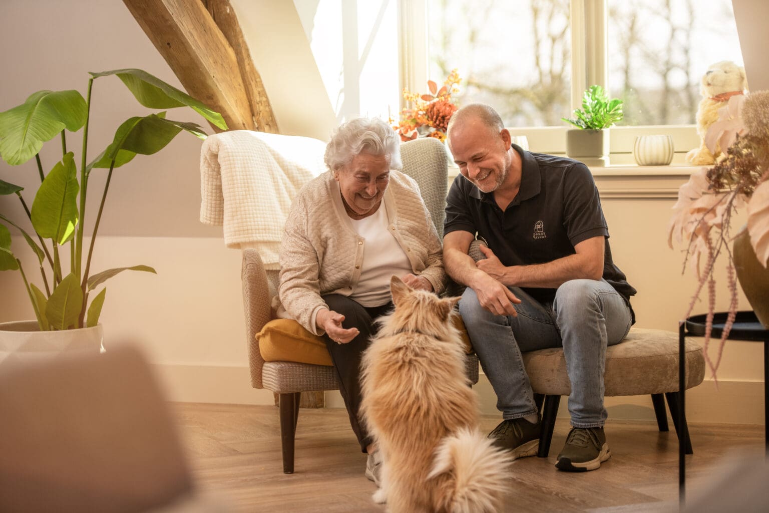 Bewoner met medewerker en hond